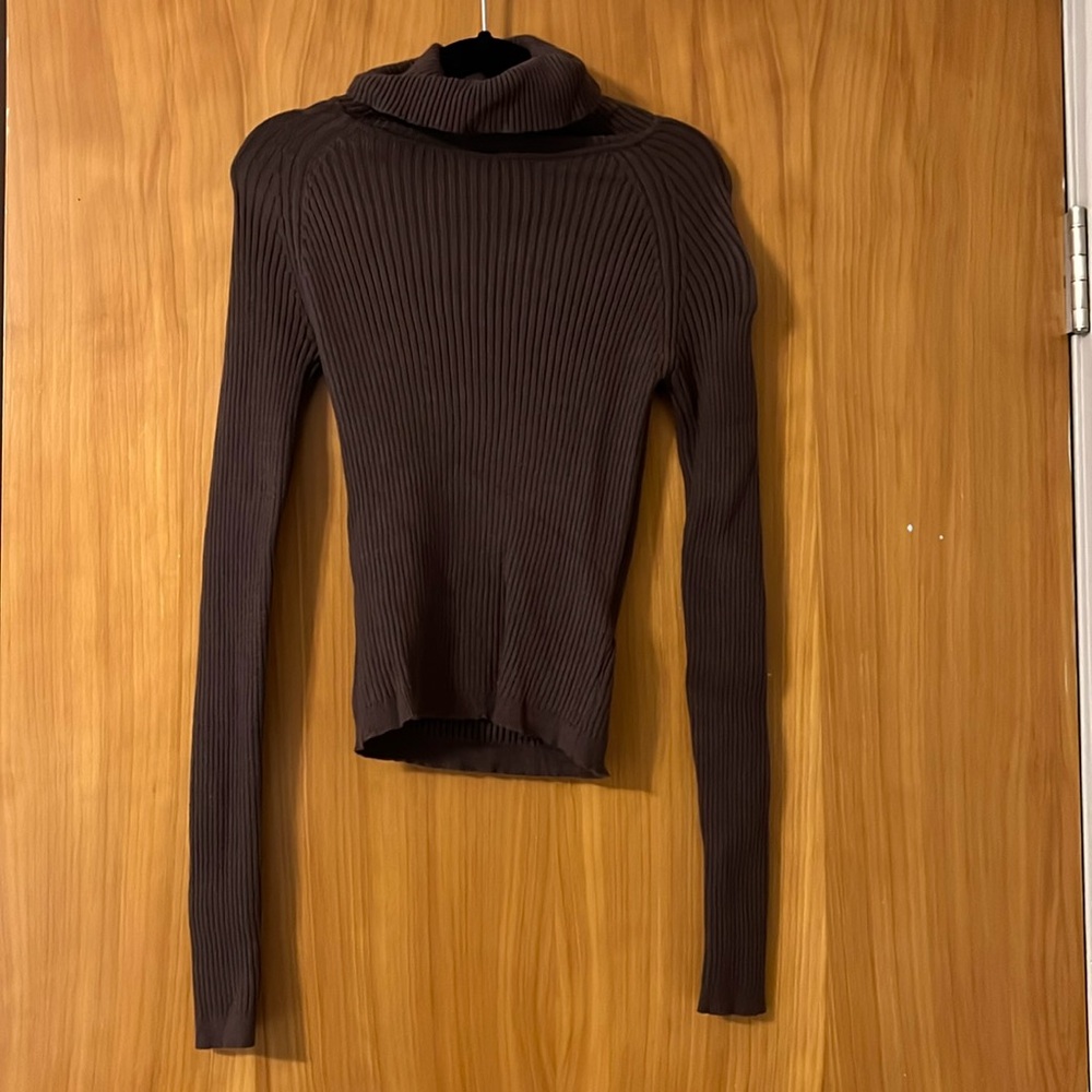 Stretchy ribbed turtleneck
